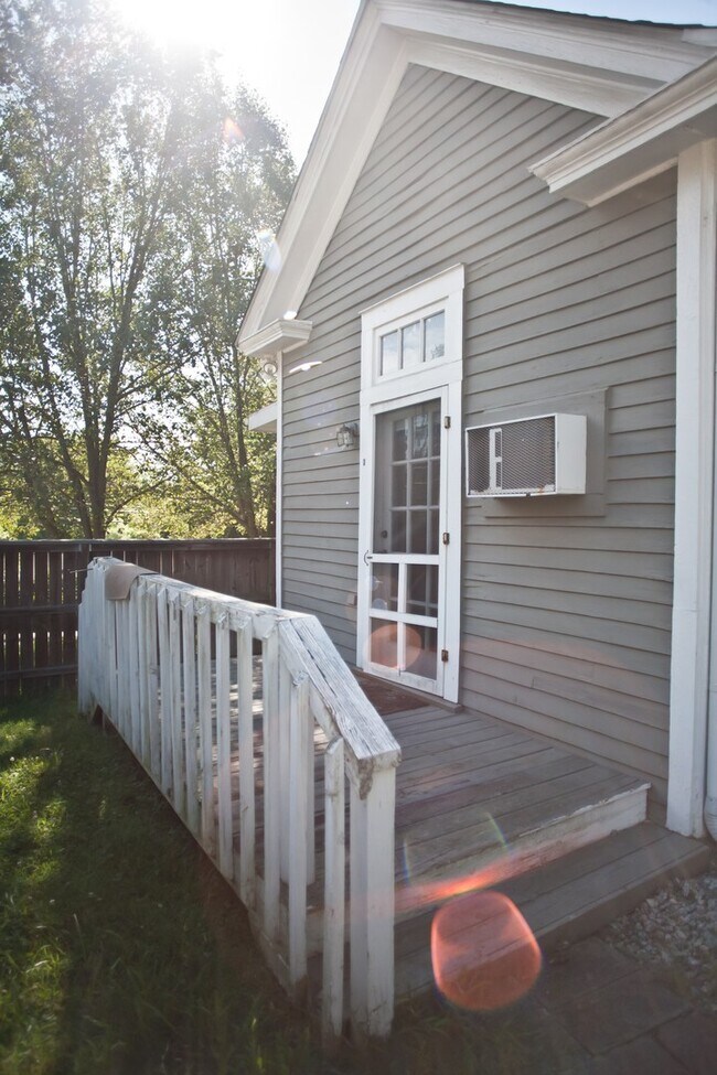 Foto del edificio - Adorable studio apartment, walk to UNC and downtown! Utilities included!