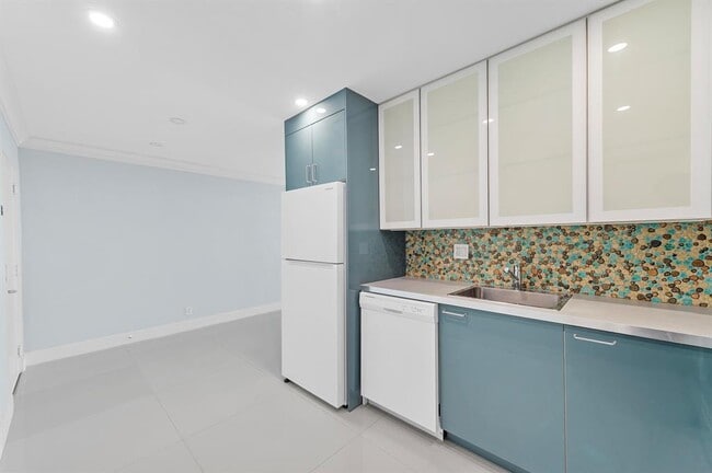 Foto del edificio - 3220 Bayview Dr