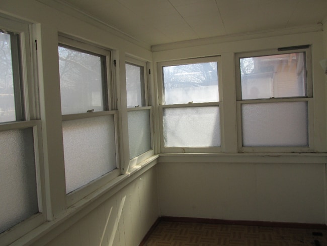 Building Photo - 1206 SW Boswell Ave