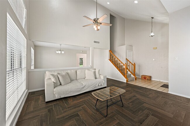 Foto del edificio - 1555 Hillside Elm St
