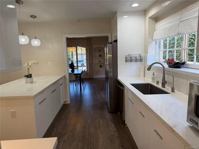 Building Photo - 113 N Doheny Dr