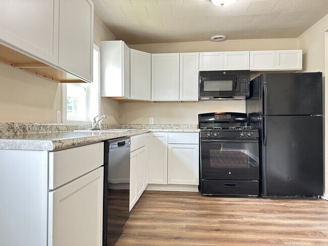 Building Photo - Beautiful 3 Bedroom Home Available!