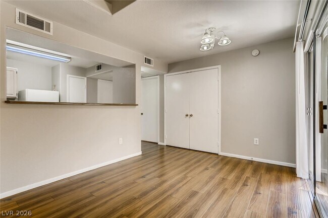 Foto del edificio - 555 E Silverado Ranch Blvd