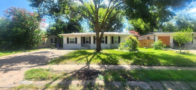 Photo - 1520 Hilltop Dr House