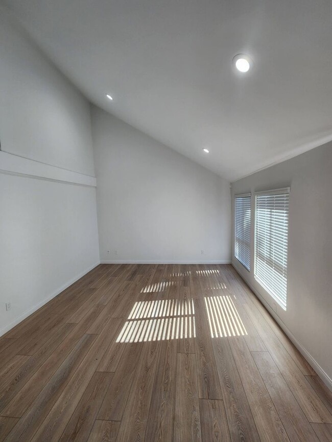 Foto del edificio - 4 Bedroom, 3 Bath 2-Story Completely Remodeled Home Near MCAS Miramar