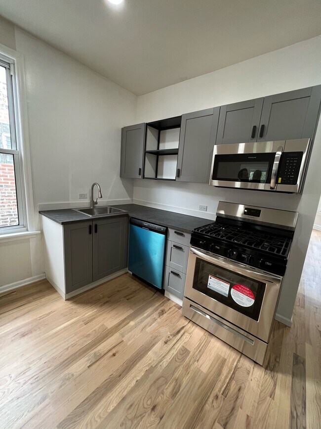 Kitchen - 2909 N Lawndale Ave
