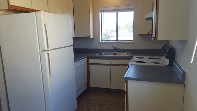 Building Photo - 2 bed/1 bath in fourplex. Hardwood floor, ...