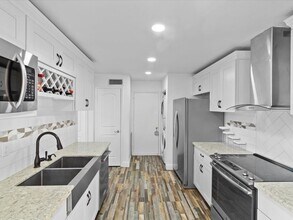 Building Photo - 15932 Seahorse Dr