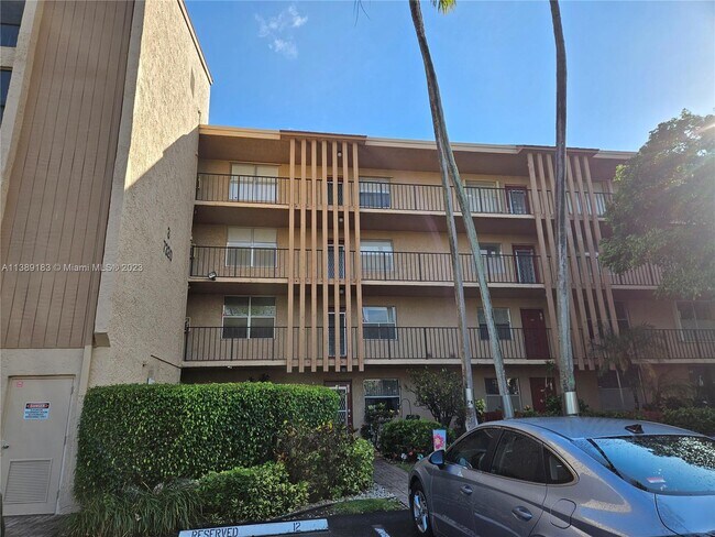 Foto del edificio - 7320 Lake Cir Dr