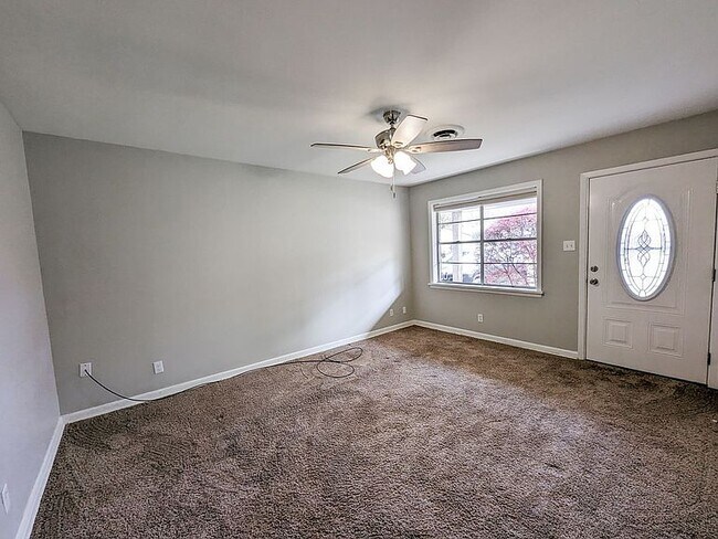 Building Photo - 2444 Mecom Dr