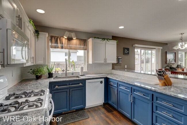 Building Photo - 3 br, 2.5 bath House - 1765 NW Almond Lp