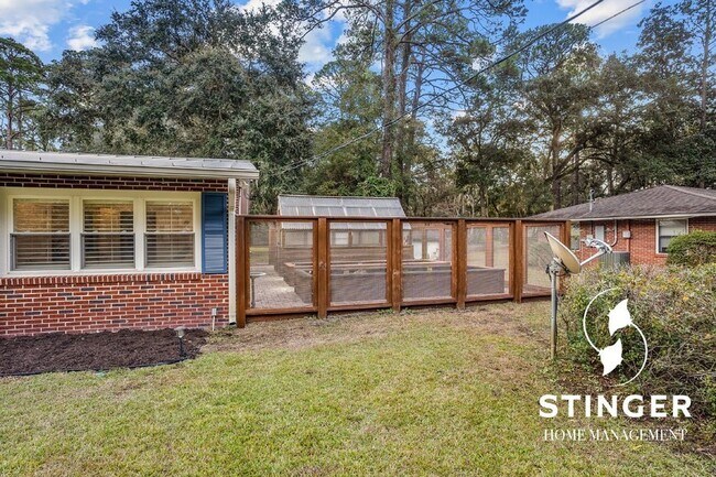 Foto del edificio - 150 Brickyard Point Rd S