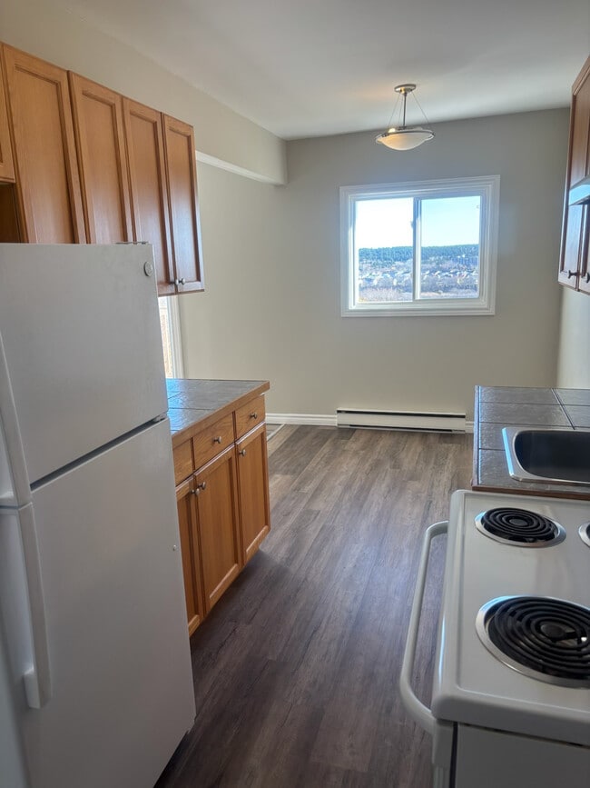 Building Photo - Bright and Airy 2-Bedroom in a Quiet, Conv...
