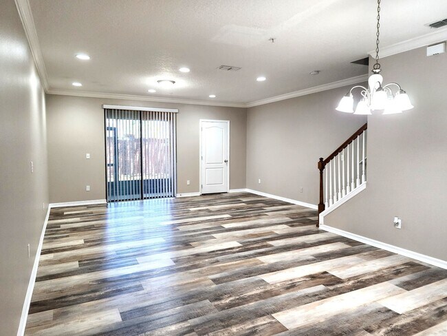 Foto del edificio - Beautiful Townhome; Open Floor Plan; New P...
