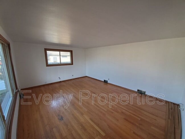 Building Photo - 3215 25th Ave