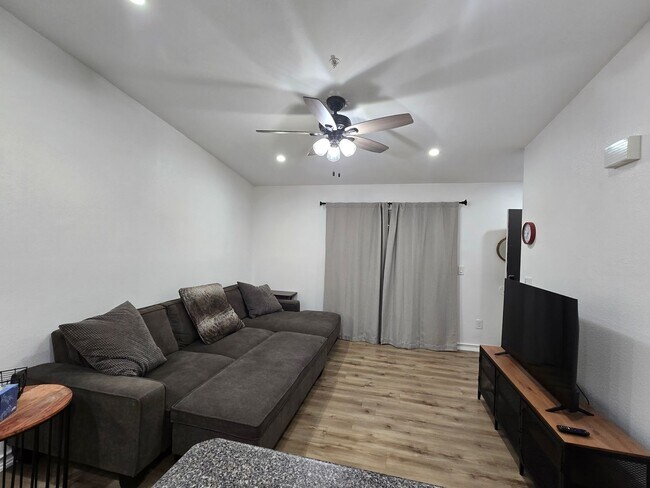 Foto del edificio - West-Flagstaff Condo in the Arbors - 2 Bed, 2 Bath - Students OK! 1 Sm. Pet OK! Avail. July 10th!!