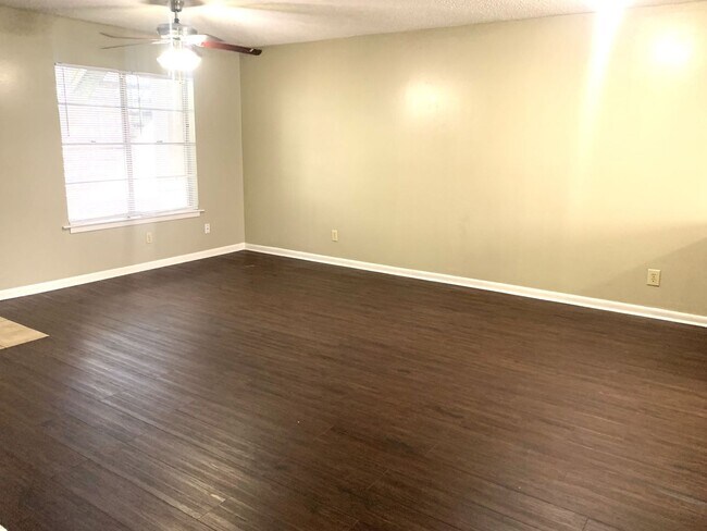 Foto del edificio - Spacious 2 Bedroom, 1 Bath Apartment on Eraste Landry