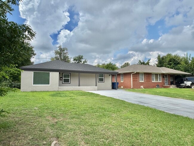 Building Photo - 2144 Westchester Dr