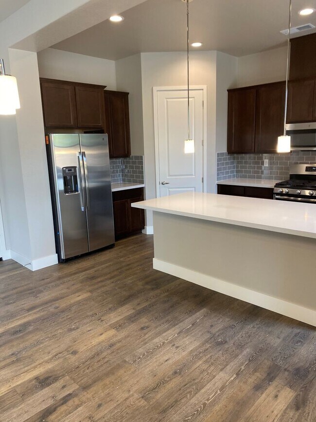 Building Photo - $2395 - MODERN - LARGE YARD - GRANITE - ST...