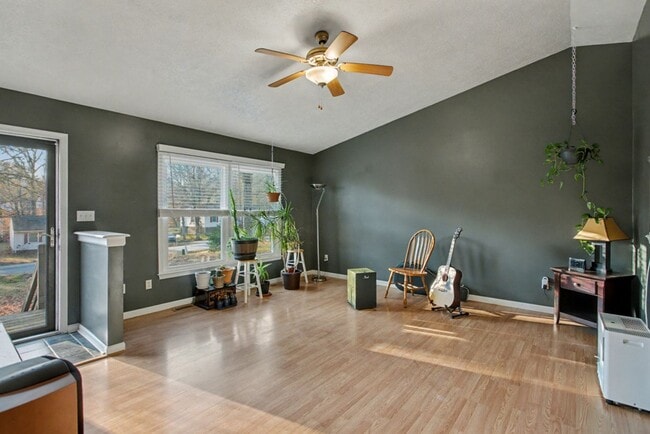 Photo - 4 bedrooms with 2 ensuites-close to shopping. House