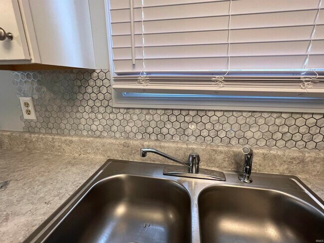 Building Photo - 502 S Village Ct
