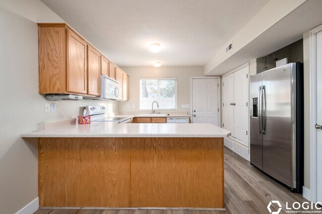 Foto del edificio - Spacious Row End Townhome in Amazing Locat...