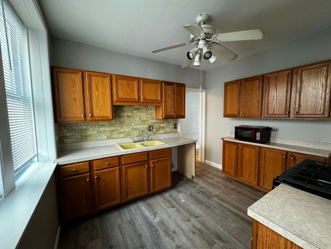 Kitchen - 3304 W Catalpa Ave