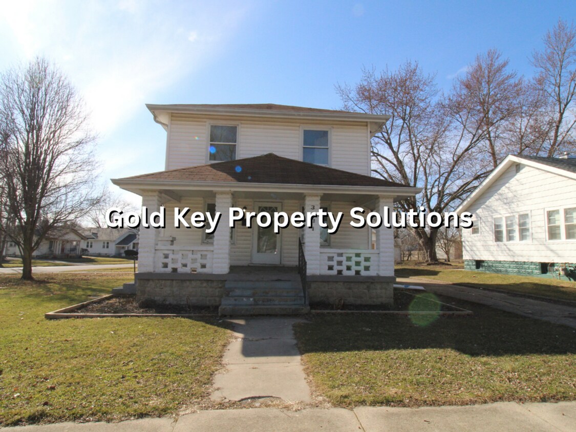 Foto principal - Huge 2 BR 1.5 BA House with Garage, Centra...