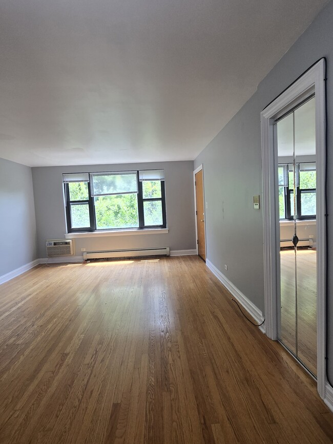 Building Photo - 7324 N Ridge Ave