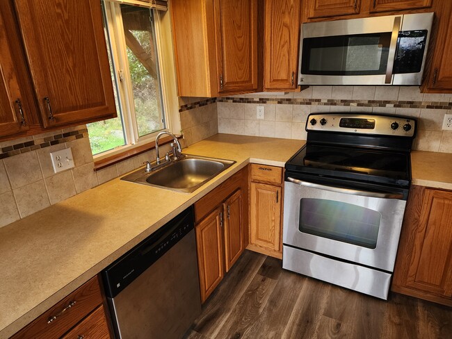 Building Photo - 806 96th Ave NE