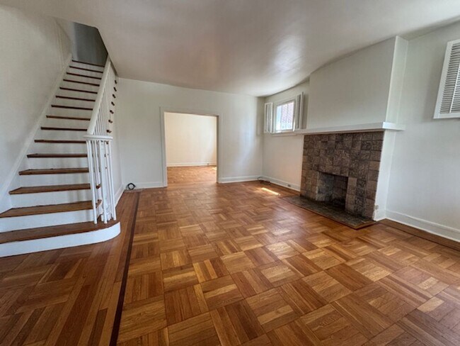 Foto del edificio - Available August 1, 2026; Lease will end J...