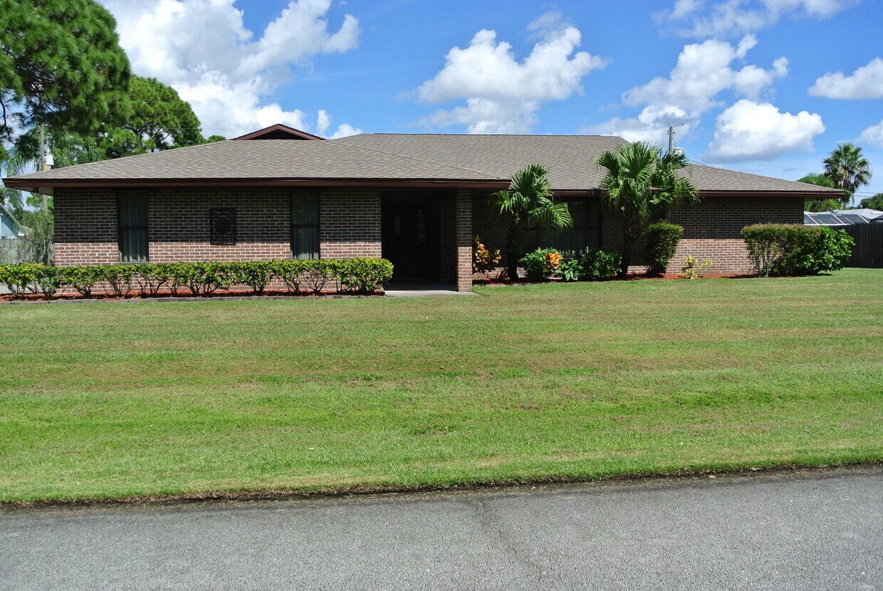 321 Huntsville St NE, Palm Bay, FL 32907 House for Rent in Palm Bay