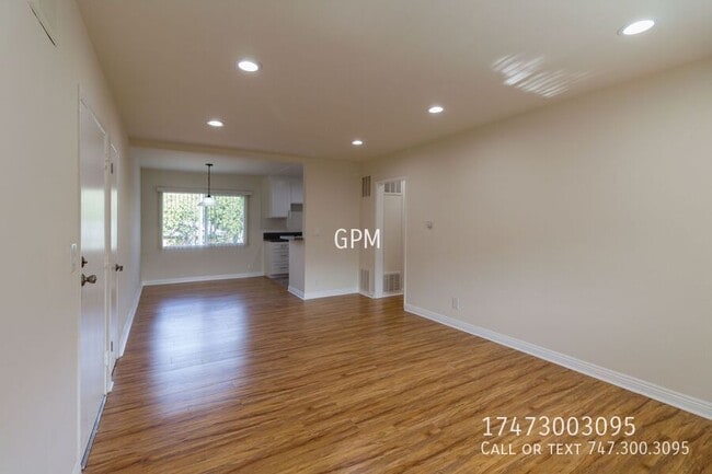 Building Photo - 12828 Oxnard St