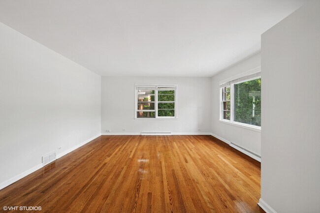 Foto del edificio - 2344 Green Bay Rd