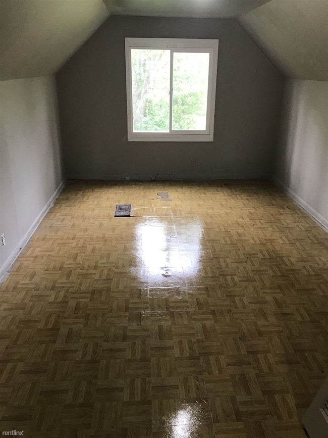 Building Photo - 3 br, 1 bath House - 15*** Riverdale Ave