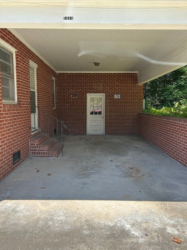 Building Photo - 1615 Edgewood Dr