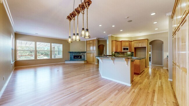 Foto del edificio - Gorgeous Home with private yards, large de...