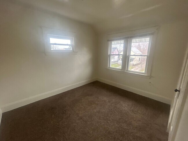 Building Photo - North Collinwood Single Home
