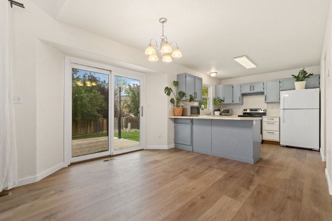 Building Photo - 290 E 40th St