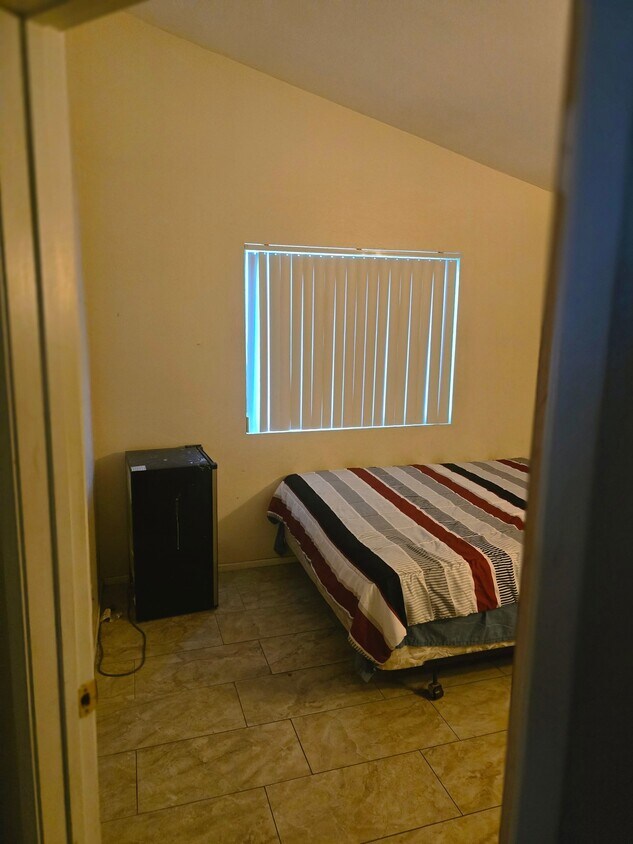 Foto del edificio - 1116 W 56th St