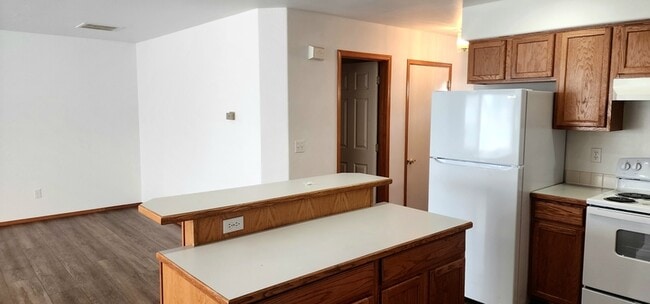 Building Photo - 1330 S Skyline Dr