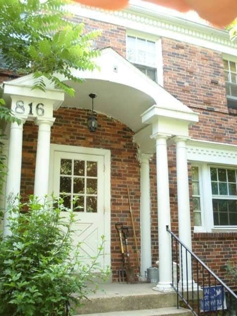 Building Photo - Beautifully Updated Apartments in a Quiet Garden-Style Building