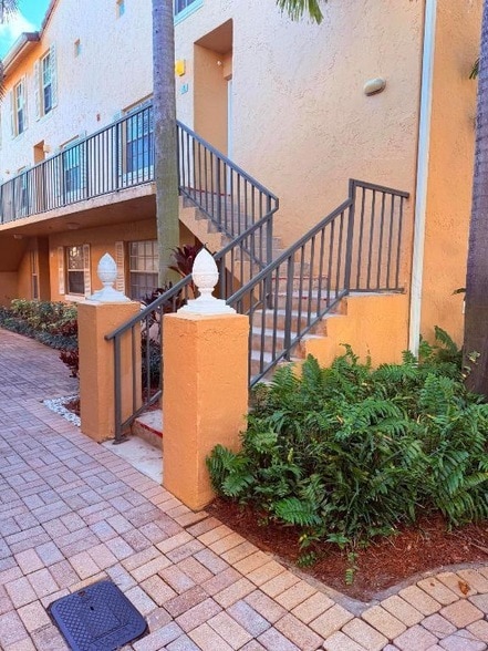 Photo - 1040 LAKE SHORE Dr Unit 204