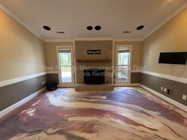 Foto del edificio - 916 Spring Hill Ct