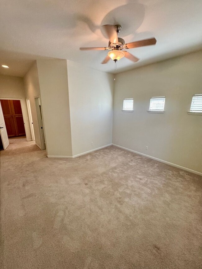 Building Photo - 1331 Yosemite Dr
