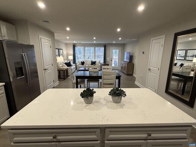 Foto del edificio - 5175 Lazy Branch Ln