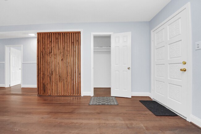 Building Photo - 6214 Diamond Ct