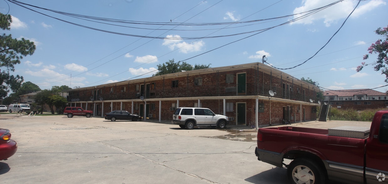 Building Photo - 1205 W Chimes St