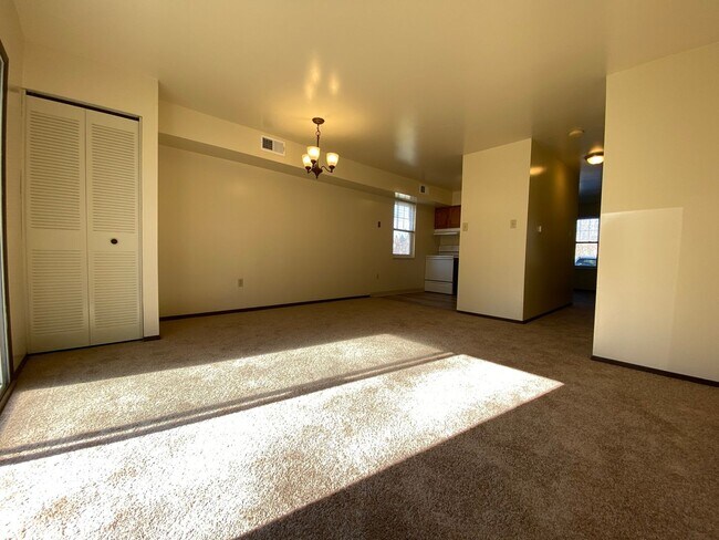 Foto del edificio - Check This Out! 3 BR Townhome with Washer & Dryer + Equipped Kitchen with Dishwasher! Call Today!