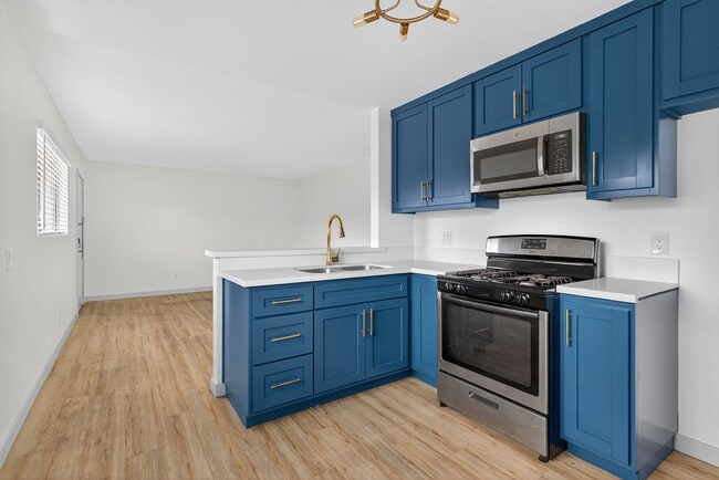 Building Photo - 921 Alamitos Ave